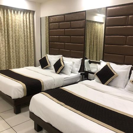 Hotel Circle Inn Ахмедабад Экстерьер фото