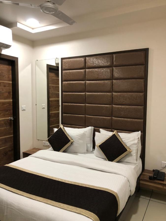 Hotel Circle Inn Ахмедабад Экстерьер фото