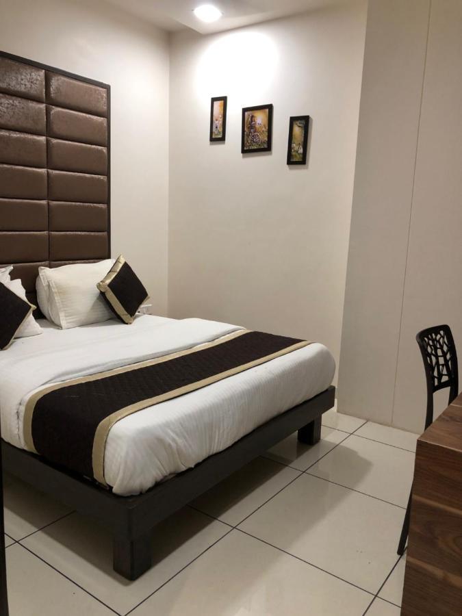 Hotel Circle Inn Ахмедабад Экстерьер фото