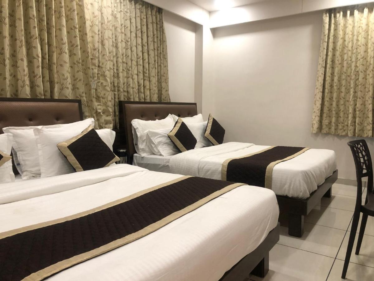 Hotel Circle Inn Ахмедабад Экстерьер фото