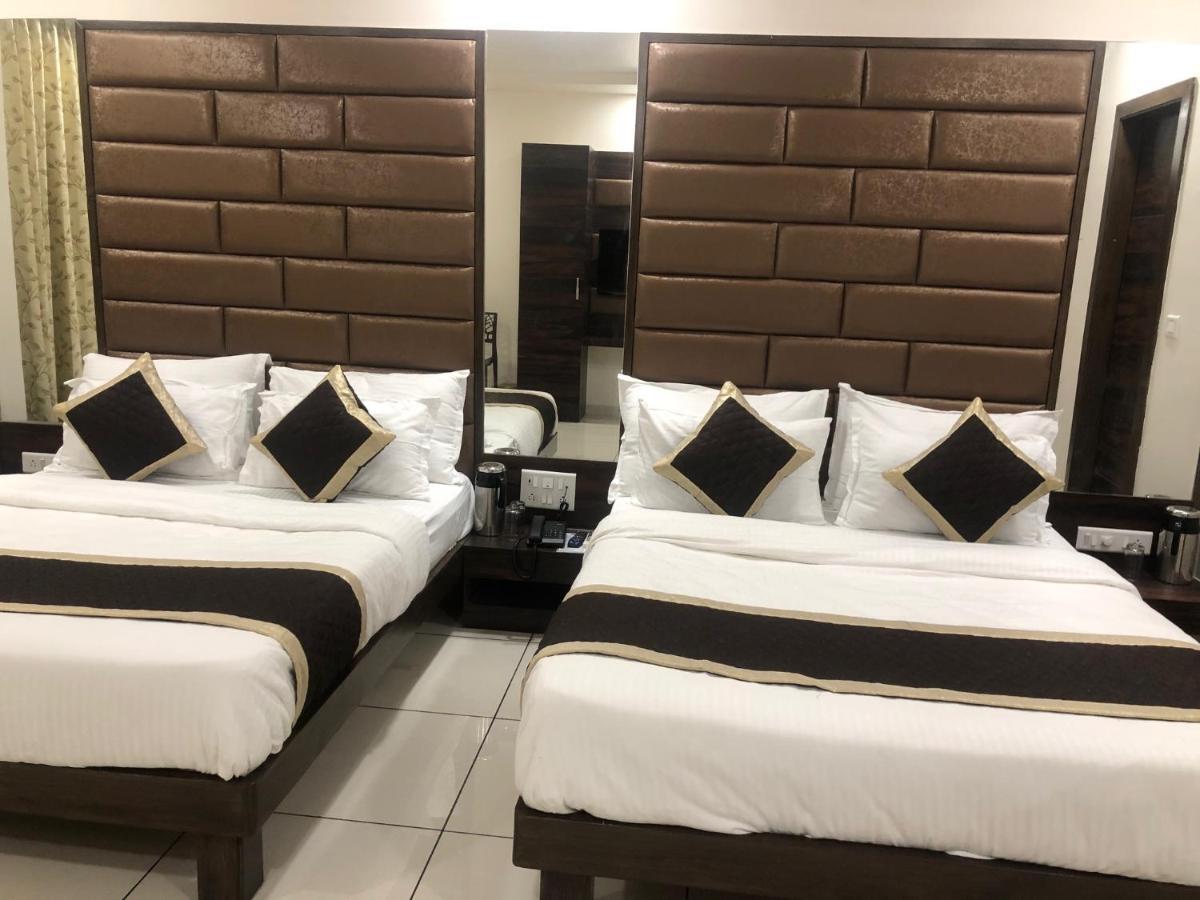 Hotel Circle Inn Ахмедабад Экстерьер фото
