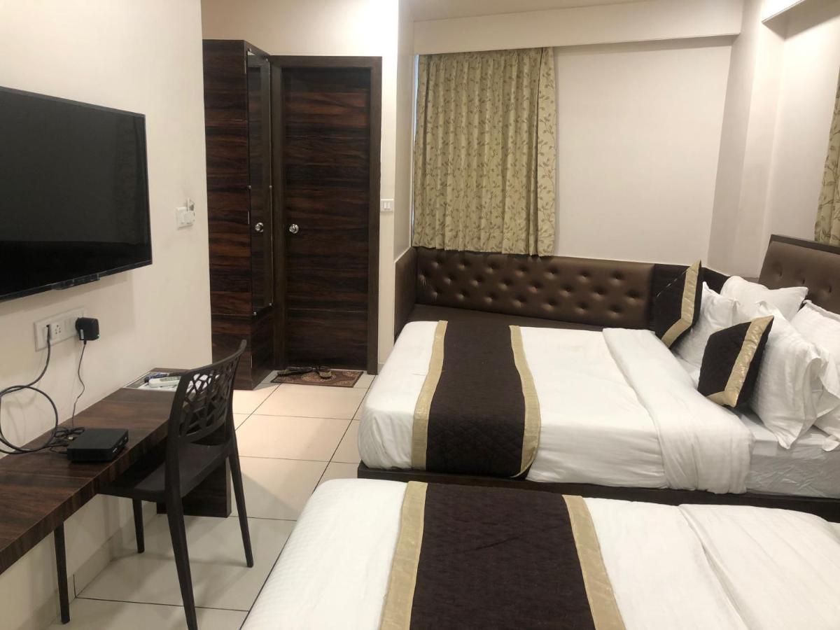 Hotel Circle Inn Ахмедабад Экстерьер фото