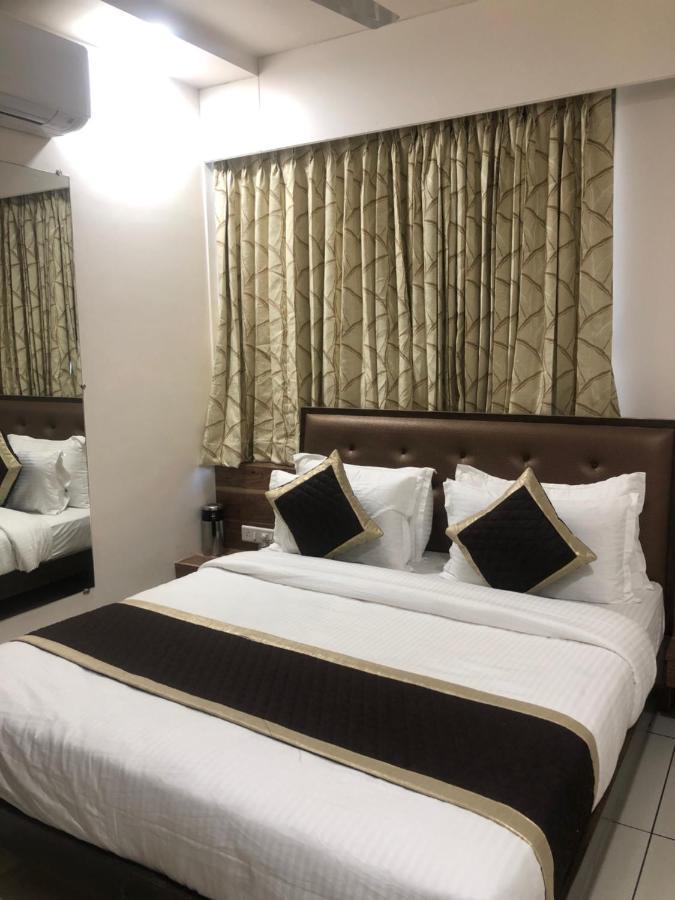 Hotel Circle Inn Ахмедабад Экстерьер фото