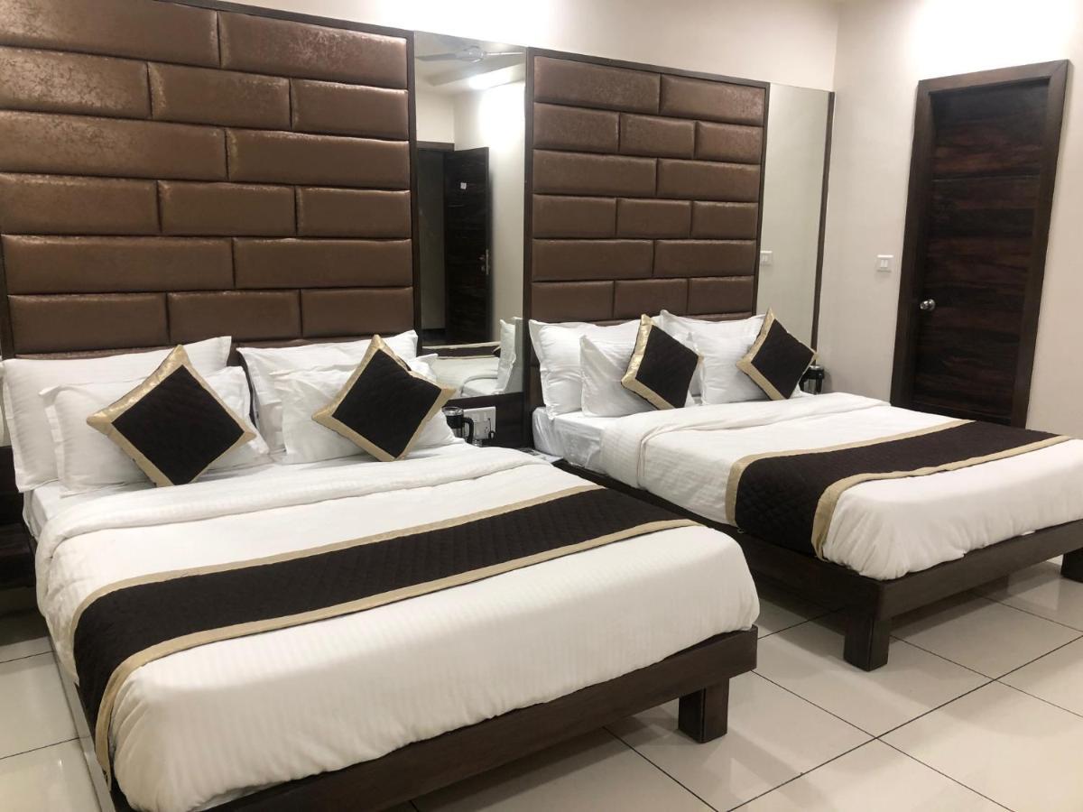 Hotel Circle Inn Ахмедабад Экстерьер фото