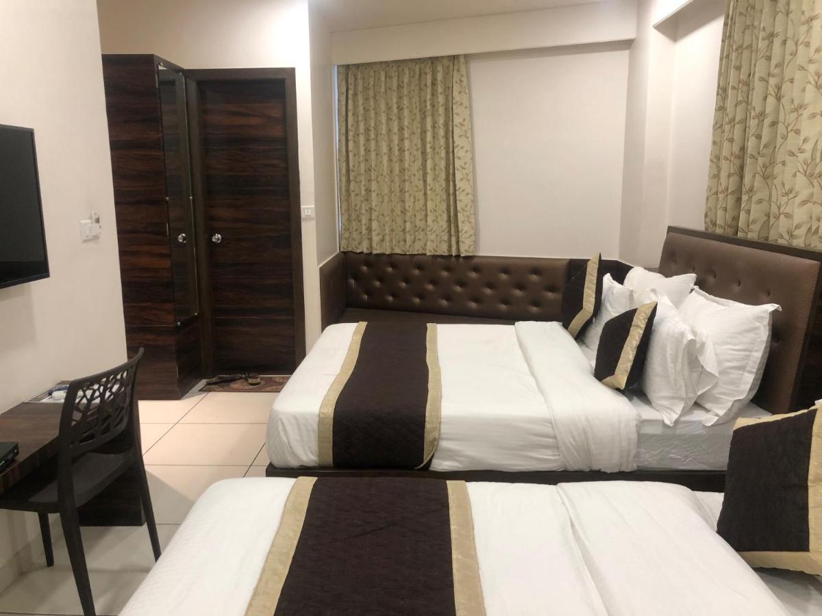 Hotel Circle Inn Ахмедабад Экстерьер фото