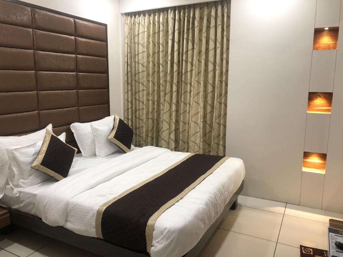 Hotel Circle Inn Ахмедабад Экстерьер фото